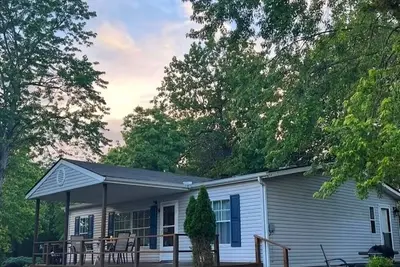 Image de Lakeside Retreat Cottage 9 at Teal Point Resort w/Scenic Lake Norfork Views & Fireplace