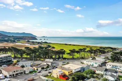 Image de Spacious 4-Bed Private Retreat Near Beachwalk, Golf & Trails