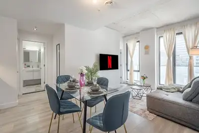 Image de QUaint 2 Br- Parking -Square Vic