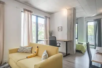 Image de Chic 2br • Balcony • Old Port & Downtown + Parking