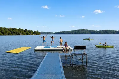 Image de The Lakeside Lookout - Lakefront 4br Cabin - Dock, Kayaks, Swim Raft + Game Shed