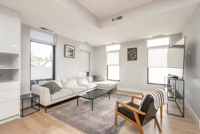 Image de Spacious Executive 2-Level Condo | 2 Bed | 1. 5 Bath|