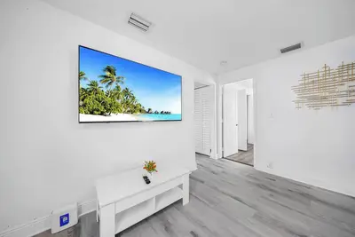 Image de Miami Tree House-Renovated, Beach, Heated Jacuzzi