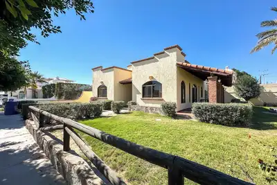 Image de Tranquil Family Escape with Large Patio