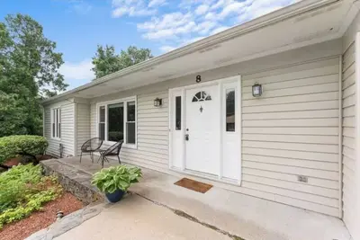 Image de Private 3-bedroom in Billerica, cool Ac - Shared Backyard - Basement Occupied