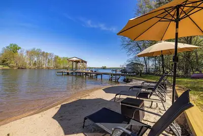 Image de Amber Sunset | Lakefront on Lake Anna | Dock, Hot Tub, Game Room | 4br