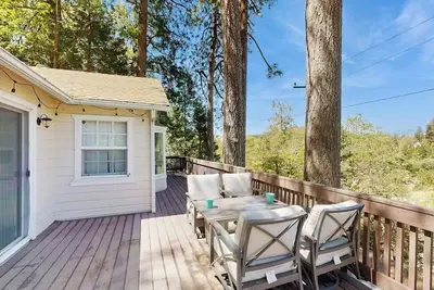 Image de Cozy family friendly home w/ private hot tub & outdoor kitchen - Walk to lake!