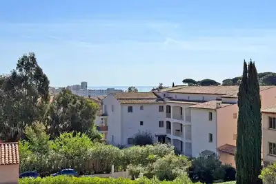 Image de Appartement T2 - 4 personnes - Climatisation - Aperçu mer - Proche centre ville et commerces -. . .