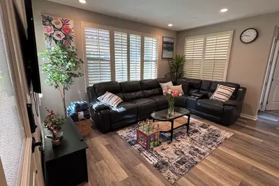Image de Cozy n quiet 4-bedroom, 3-full bath townhouse next to Gp Ice Rink