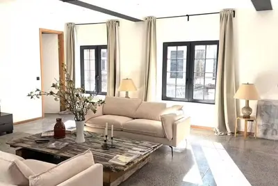 Image de Luxurious 3-bedroom warehouse loft apartment.