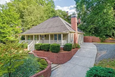 Image de World Cup Oasis - adorable 3-bedroom house in idyllic Atlanta neighborhood