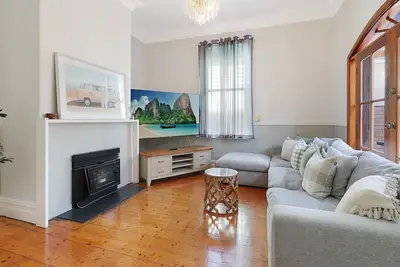 Image de Morrissey Cottage - Stones throw to the main town Centre