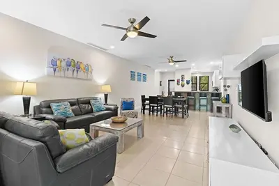 Image de Pacifico L201 | Ground Floor Walkout to Pool
