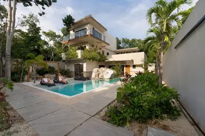 Image de 6br Luxury Villa with 2 Pools & Game Room