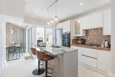 Image de Stylish 3-bed townhouse in central Brighton, moments from the North Laine and station. Recently renovated to a high standard with open-plan living, private patio, and space for up to 6 guests.