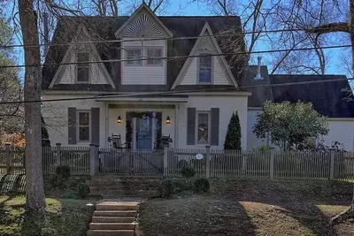 Image de New Listing! Walkable Studio in Downtown Senoia Historic District