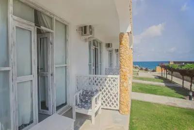 Image de Tranquil Coastal Retreat with Pool, Veranda & Easy Beach Access | 4 Units