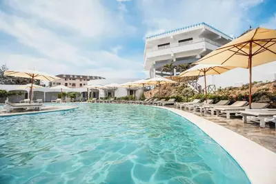 Image de 4 Tropical Ocean Escape with Pool, Steps from Surfing, Dining & Local Markets