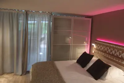 Image de Maisonnette indépendante verdoyante avec accès piscine