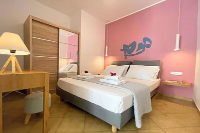 Image de Art Apartment | 80m from the Beach with Balcony & Private Parking