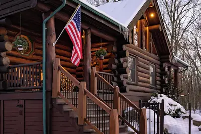 Image de Luxury Log Cabin-Golf Simulator, Speakeasy, Rogue Gym, Sauna, Hot Tub, Game Room