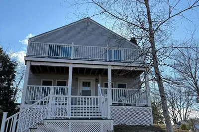 Image de 10 Minutes from World Cup Boston Stadium 4 Bedroom Lake view house with yard