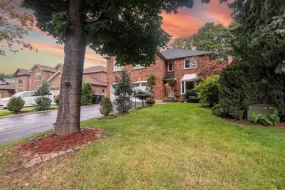 Image de Luxurious Designer Villa in Toronto's Posh Locale\"