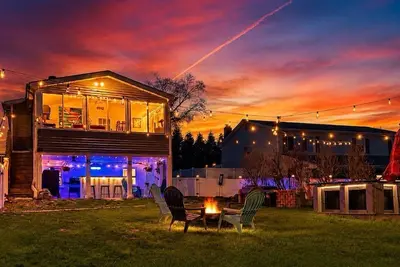 Image de Brand New Lakeview Suite: Hot Tub & 4 Parking Spots