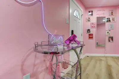 Image de Pink Outside the Box – Houston’s girly getaway!