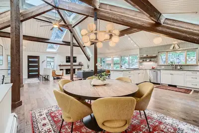 Image de Alpine Modern 4br/3. 5ba with hot tub near hiking trails, Cu and downtown