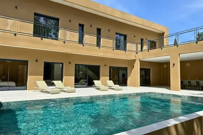 Image de Villa contemporaine pour 10 pers. avec piscine chauffée, salle de sport & sauna