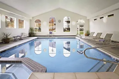 Image de Midway | Alpine Retreat | Pool + Trails | 2br