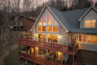 Image de Lake View Lodge with Hot Tub, Sauna, Fire Pit, Games, Gym, & Ev Friendly