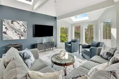 Image de Modern Sunlit Coastal Retreat