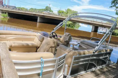Image de Pontoon Included with Cottage! Boat or JetSki Lake Winnebago! Package Deal!