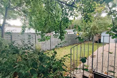 Image de Bungalow on the edge of the forest with garden, 15 minutes from the beach