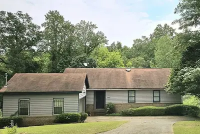 Recently updated 3-bedroom house with Ac in charming Macon