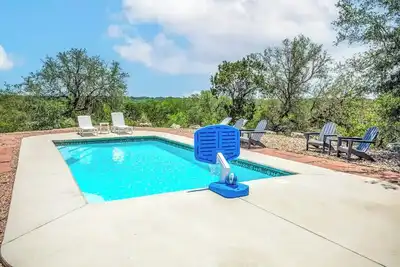 Image de Bandera Hill Country Retreat • Private Pool • Sleeps 12