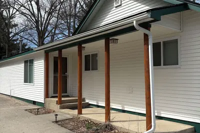 Image de The Cottage at Midpoint. Charming 3 bedroom retreat near Higgins Lake.