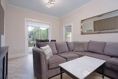 Image de 3br Home · Sleeps 6 · Near Airport · Parking