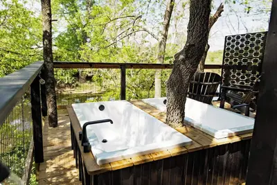 Image de Treehouse with Two outdoor tubs by the creek! Ultimate Glamping experience.
