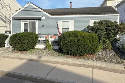 Image de 2-bedroom, 1-bath, cottage, centrally-located and one block from Hampton Beach