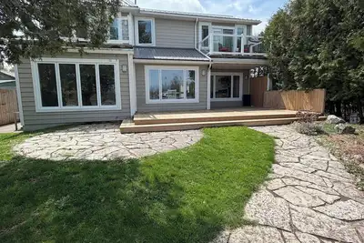 Image de VanHack’s River Front Cottage Port Franks. Pet friendly!