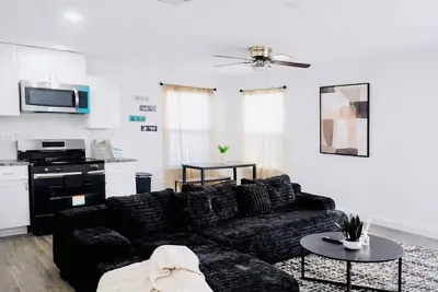 Image de Stylish 3br Retreat • 15 Minutes to Downtown Houston • Sleeps 6 • Free Parking