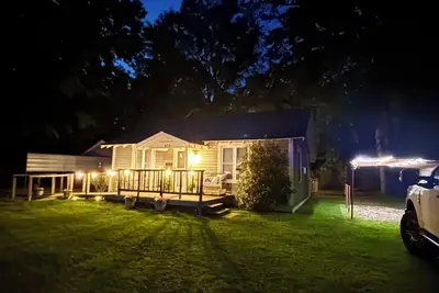 Image de 15mins to Millwood, king bed, 2 full beds, fenced yard, fire pit - The Haven