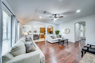Image de Stylish Texas retreat near Lakes, Unt, Cozy, modern interiors with local flair
