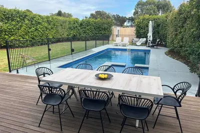 Image de Island Sanctuary Pool House is just a short walk to all that Cowes has to offer