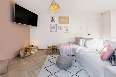 Image de Raphaelle | Stylish Coastal Apartment in Ostend | Sleeps 8