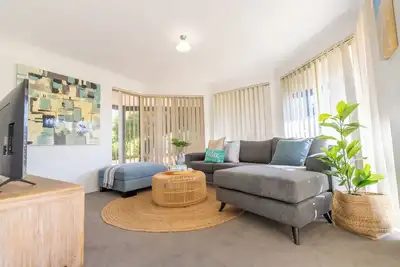 Image de Cozy Home with Ocean View and Sunset- Walk To Falcon Beach