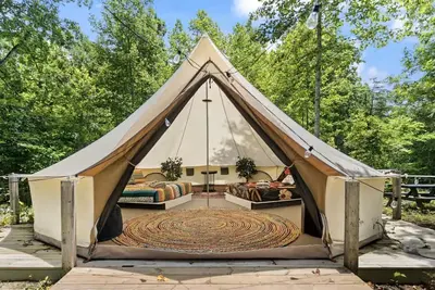 Image de Nature-Forward Glamping Resort with Forest Paths and Meadow Hangouts in Stanton, Kentucky